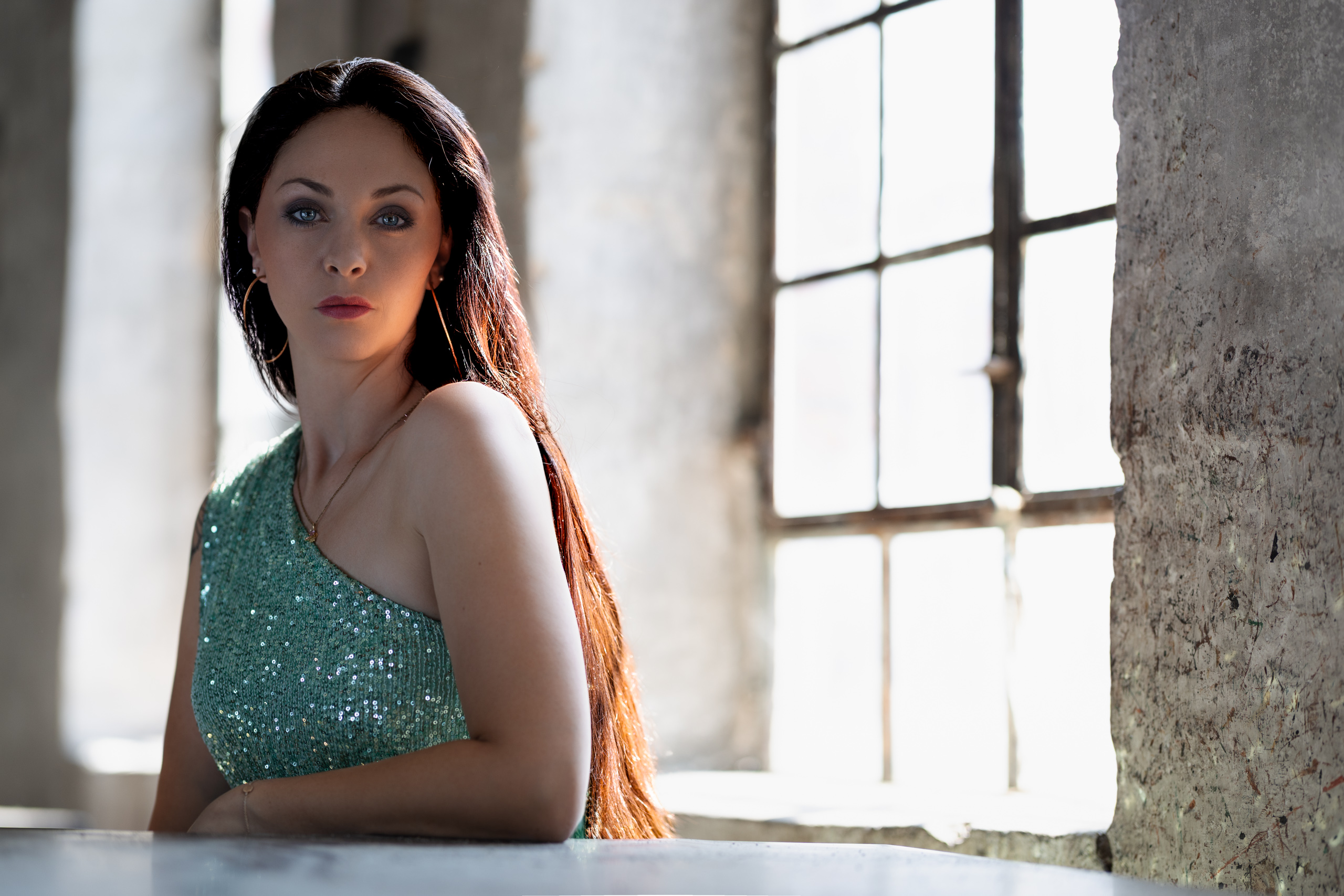 Portraitaufnahme Elegante Frau im grünen Abendkleid